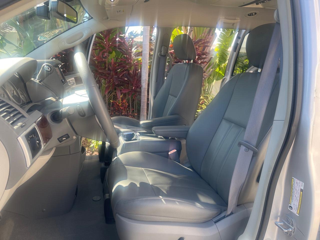 2010 Chrysler Town & Country Touring LOW MILES 37,217 1 OWNER Pompano Beach FL