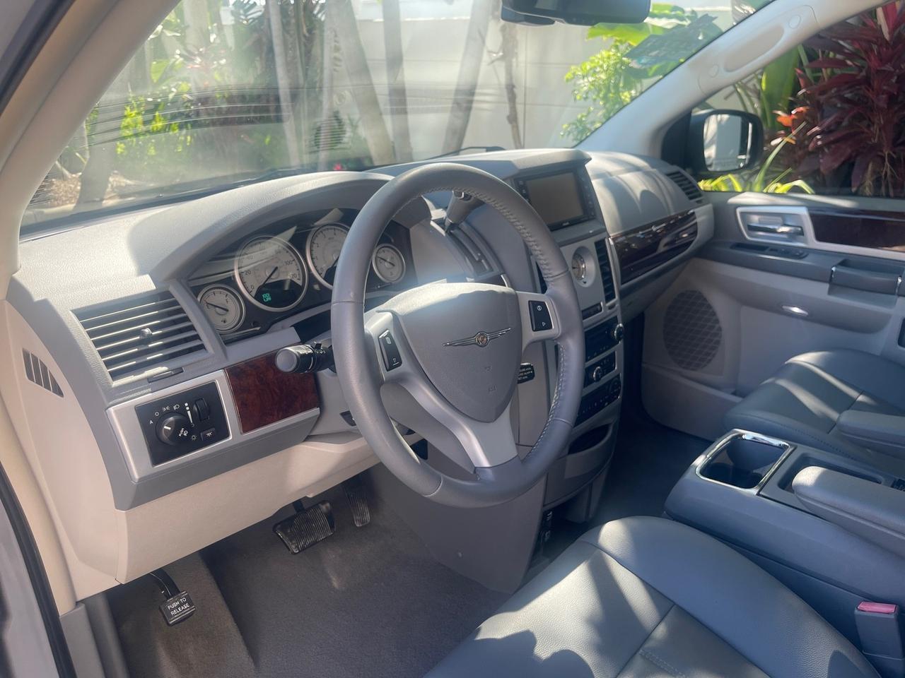 2010 Chrysler Town & Country Touring LOW MILES 37,217 1 OWNER Pompano Beach FL