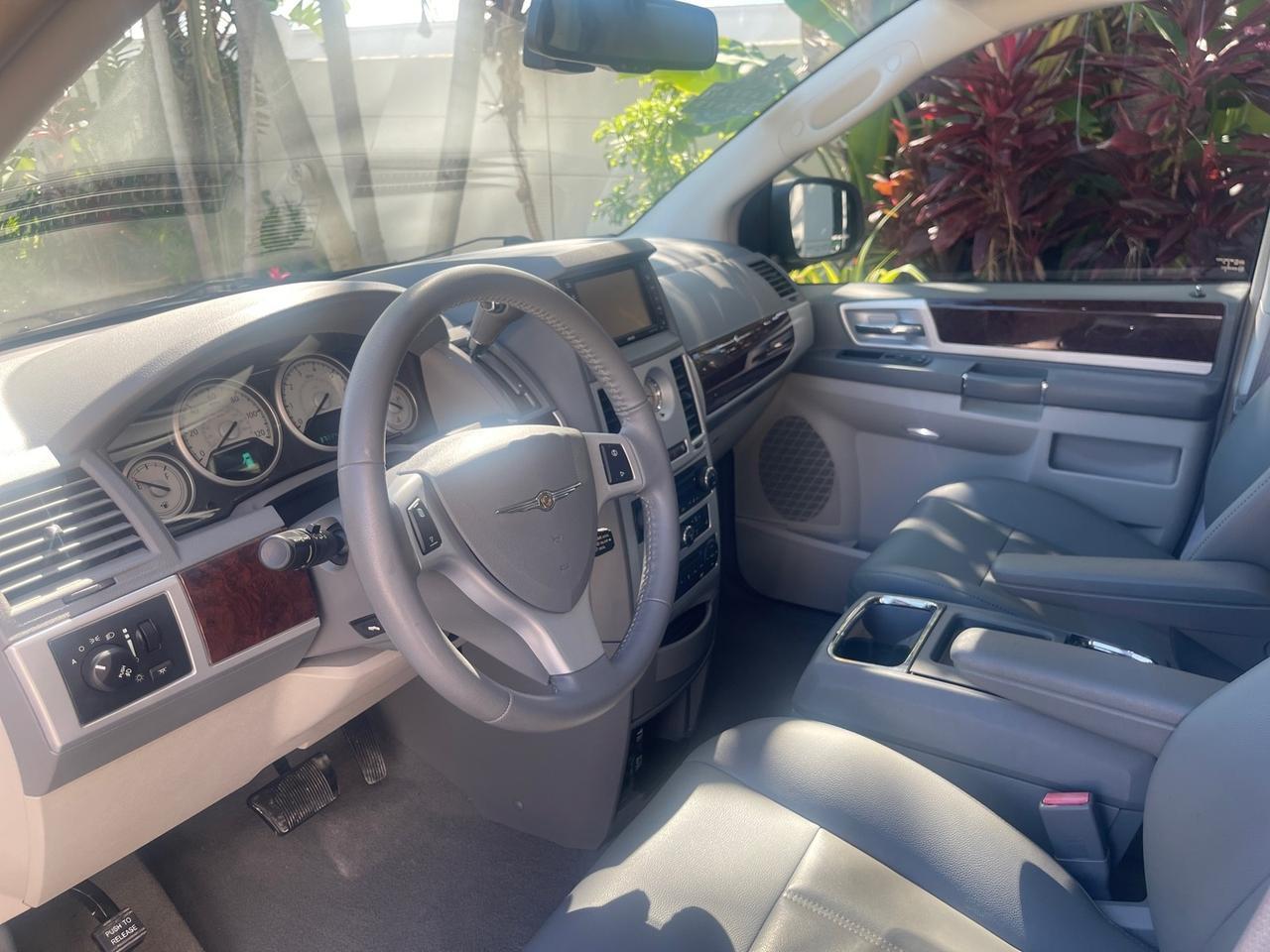 2010 Chrysler Town & Country Touring LOW MILES 37,217 1 OWNER Pompano Beach FL