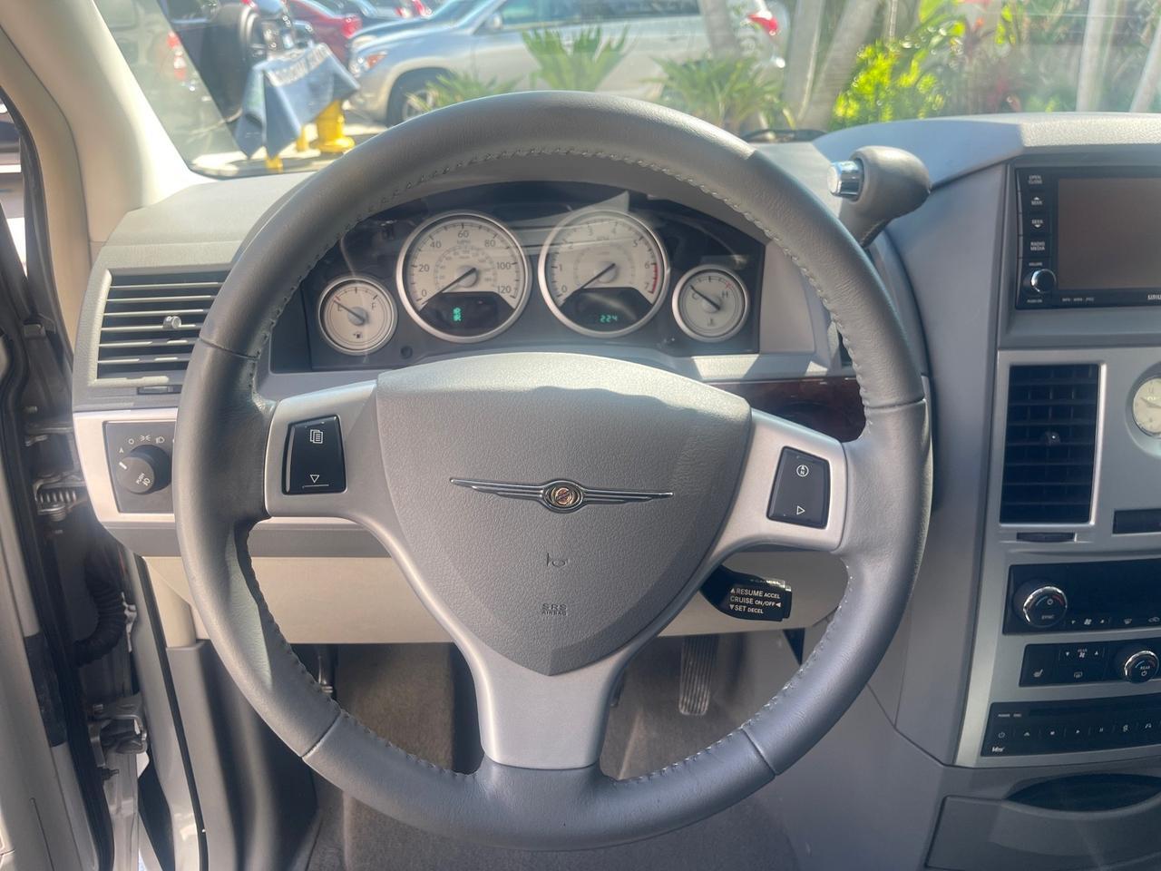2010 Chrysler Town & Country Touring LOW MILES 37,217 1 OWNER Pompano Beach FL