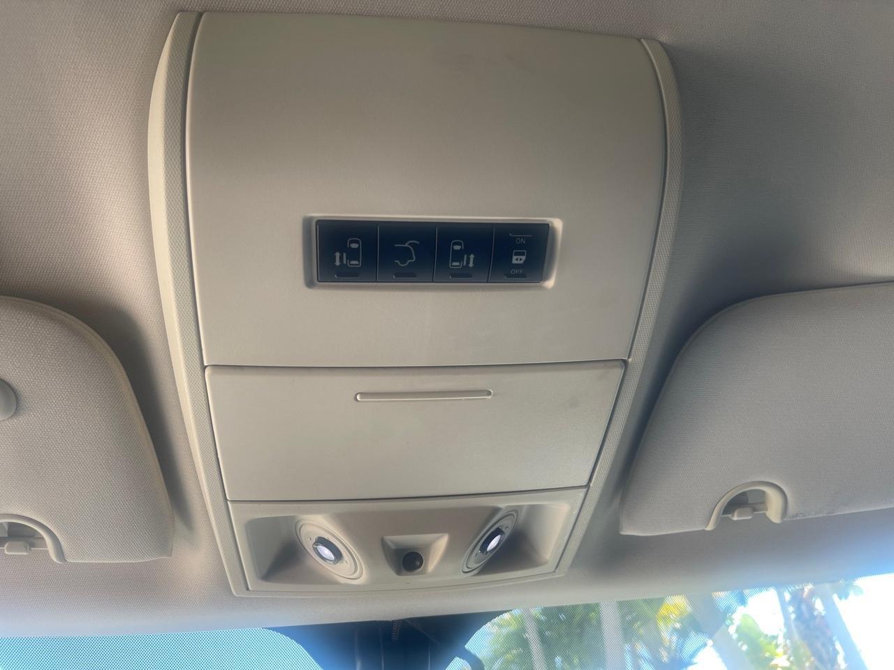 2010 Chrysler Town & Country Touring LOW MILES 37,217 1 OWNER Pompano Beach FL