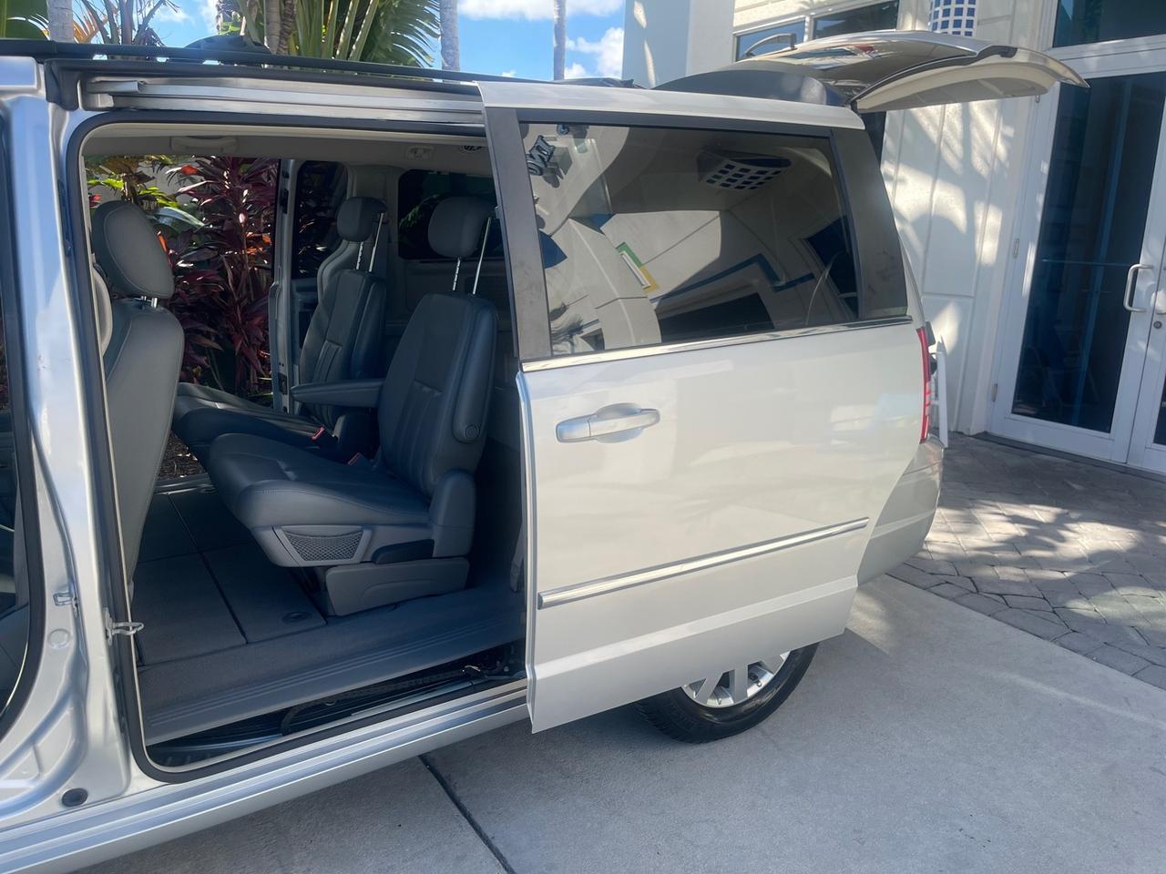 2010 Chrysler Town & Country Touring LOW MILES 37,217 1 OWNER Pompano Beach FL