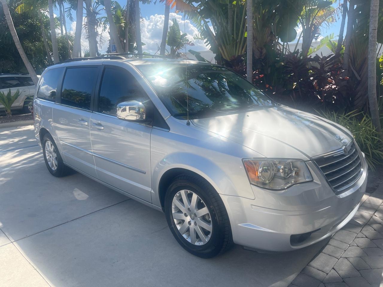 2010 Chrysler Town & Country Touring LOW MILES 37,217 1 OWNER Pompano Beach FL
