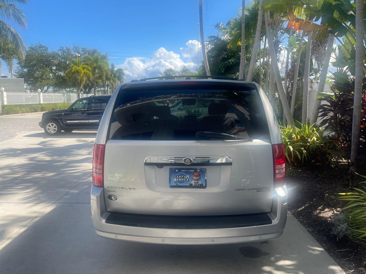 2010 Chrysler Town & Country Touring LOW MILES 37,217 1 OWNER Pompano Beach FL