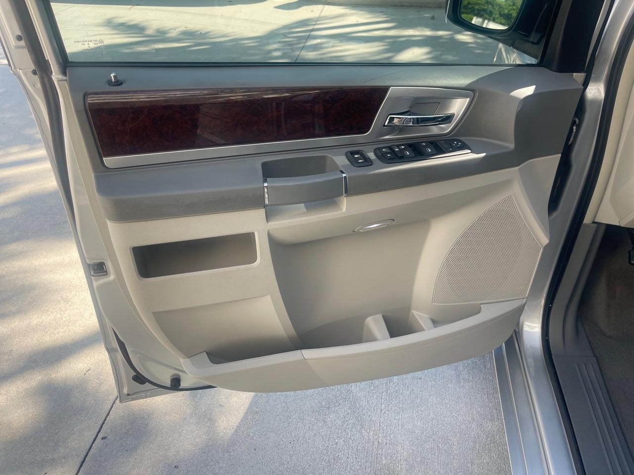 2010 Chrysler Town & Country Touring LOW MILES 37,217 1 OWNER Pompano Beach FL