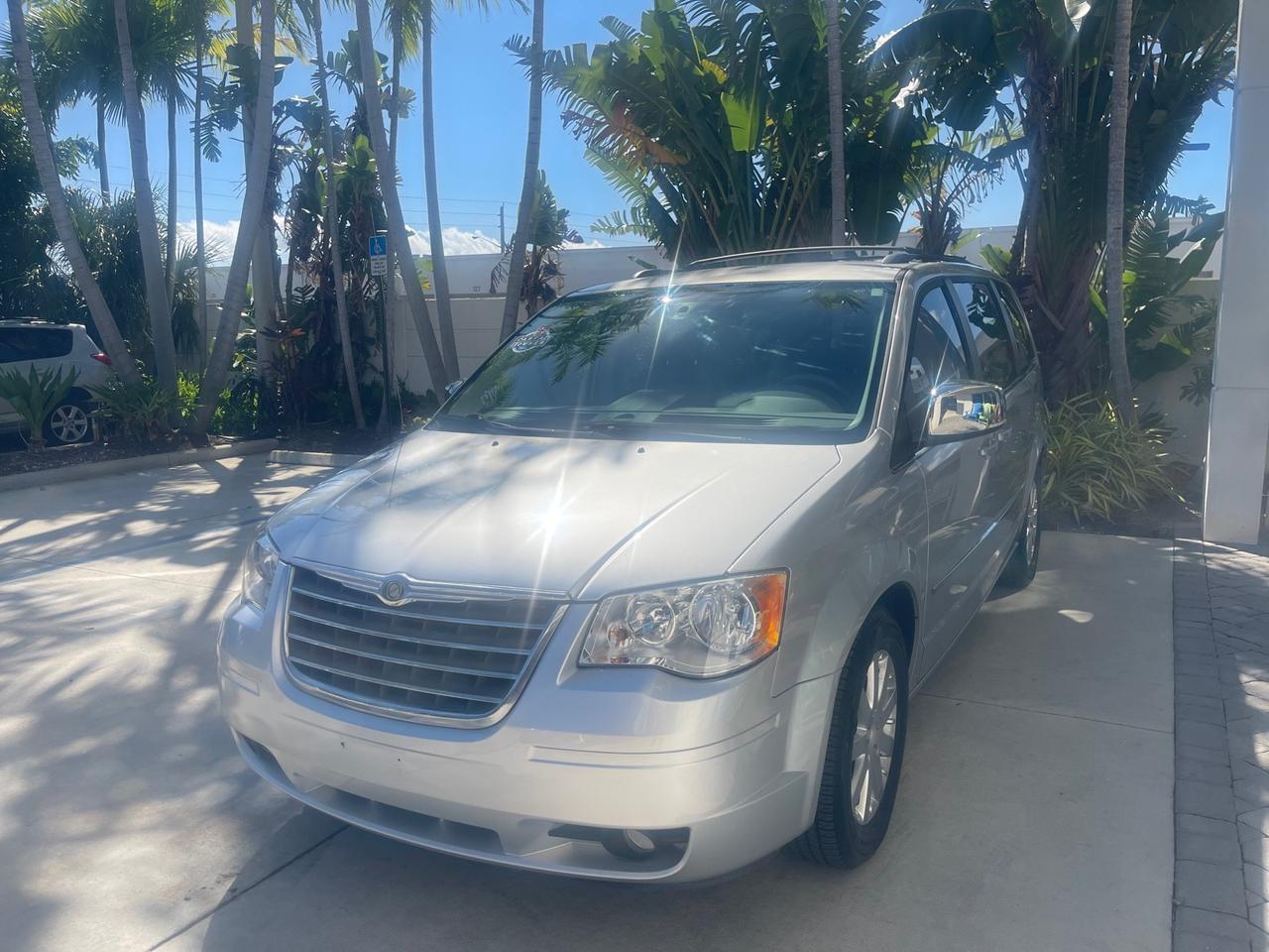 2010 Chrysler Town & Country Touring LOW MILES 37,217 1 OWNER Pompano Beach FL