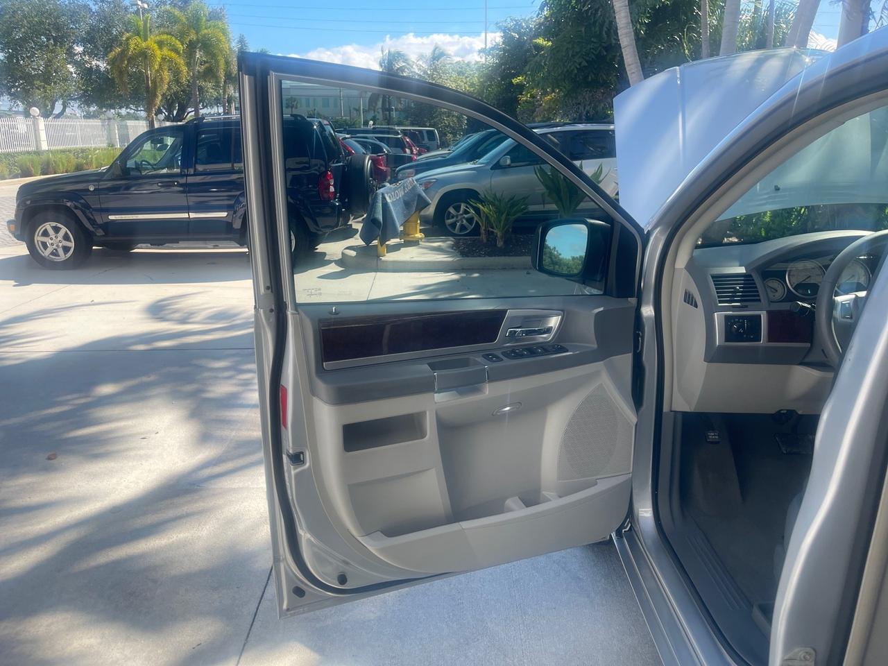2010 Chrysler Town & Country Touring LOW MILES 37,217 1 OWNER Pompano Beach FL