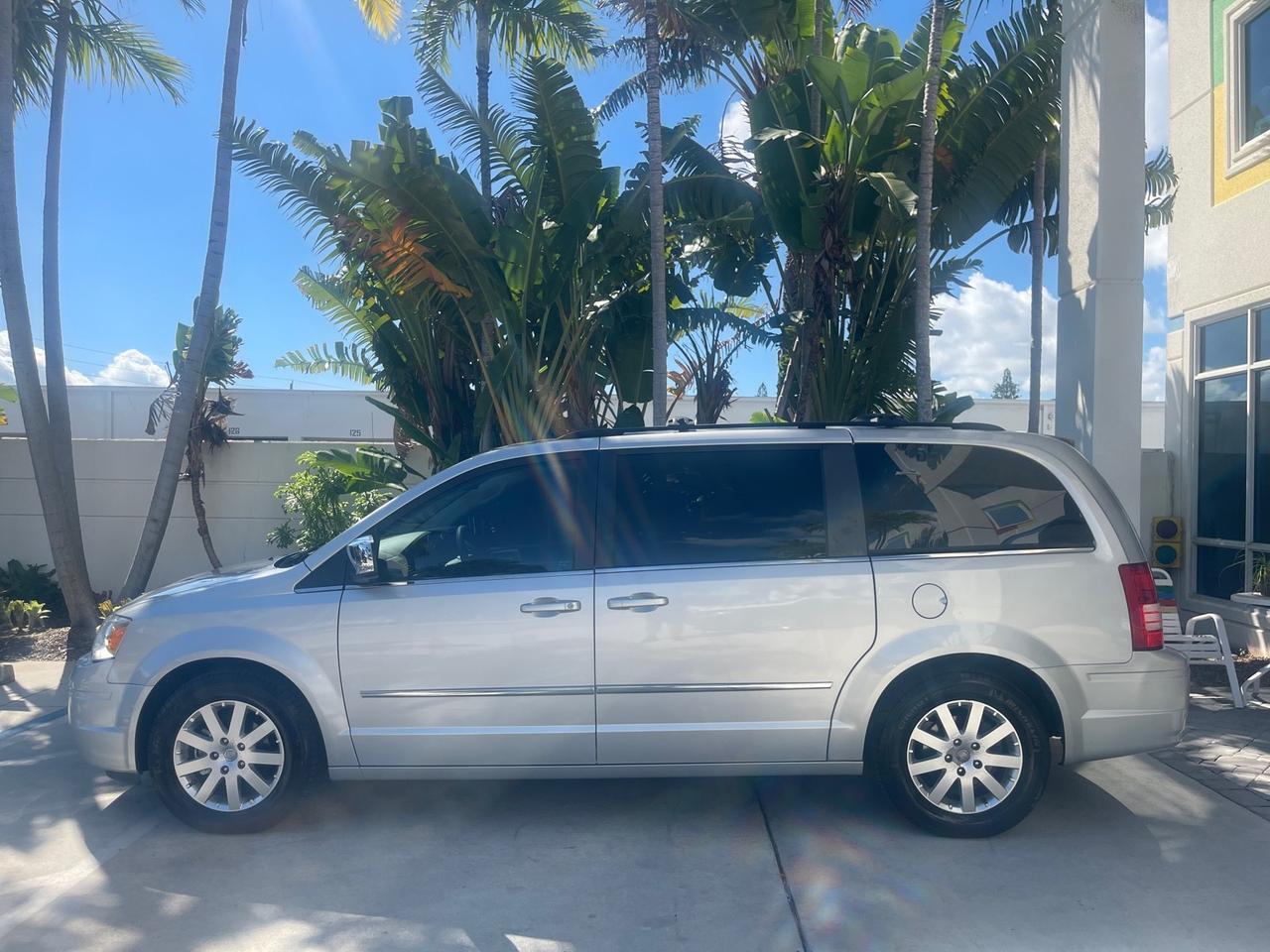 2010 Chrysler Town & Country Touring LOW MILES 37,217 1 OWNER Pompano Beach FL