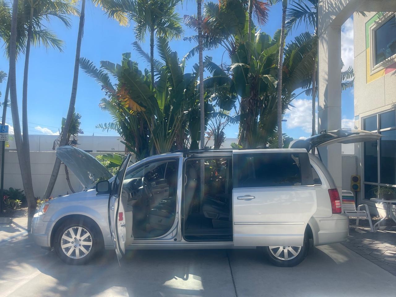 2010 Chrysler Town & Country Touring LOW MILES 37,217 1 OWNER Pompano Beach FL