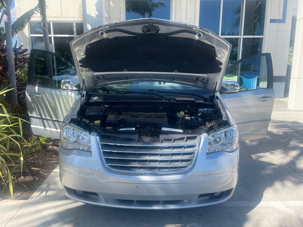 2010 Chrysler Town & Country Touring LOW MILES 37,217 1 OWNER Pompano Beach FL