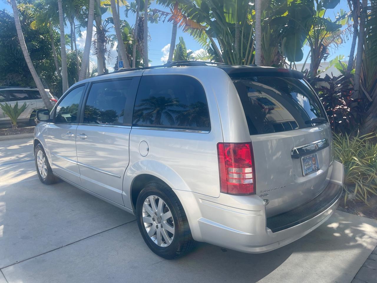 2010 Chrysler Town & Country Touring LOW MILES 37,217 1 OWNER Pompano Beach FL