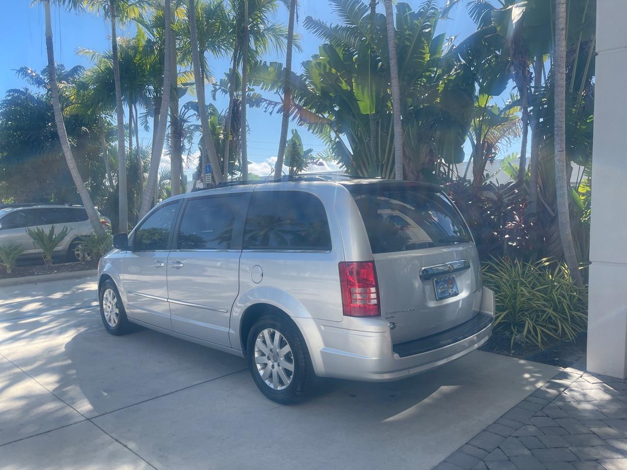 2010 Chrysler Town & Country Touring LOW MILES 37,217 1 OWNER Pompano Beach FL