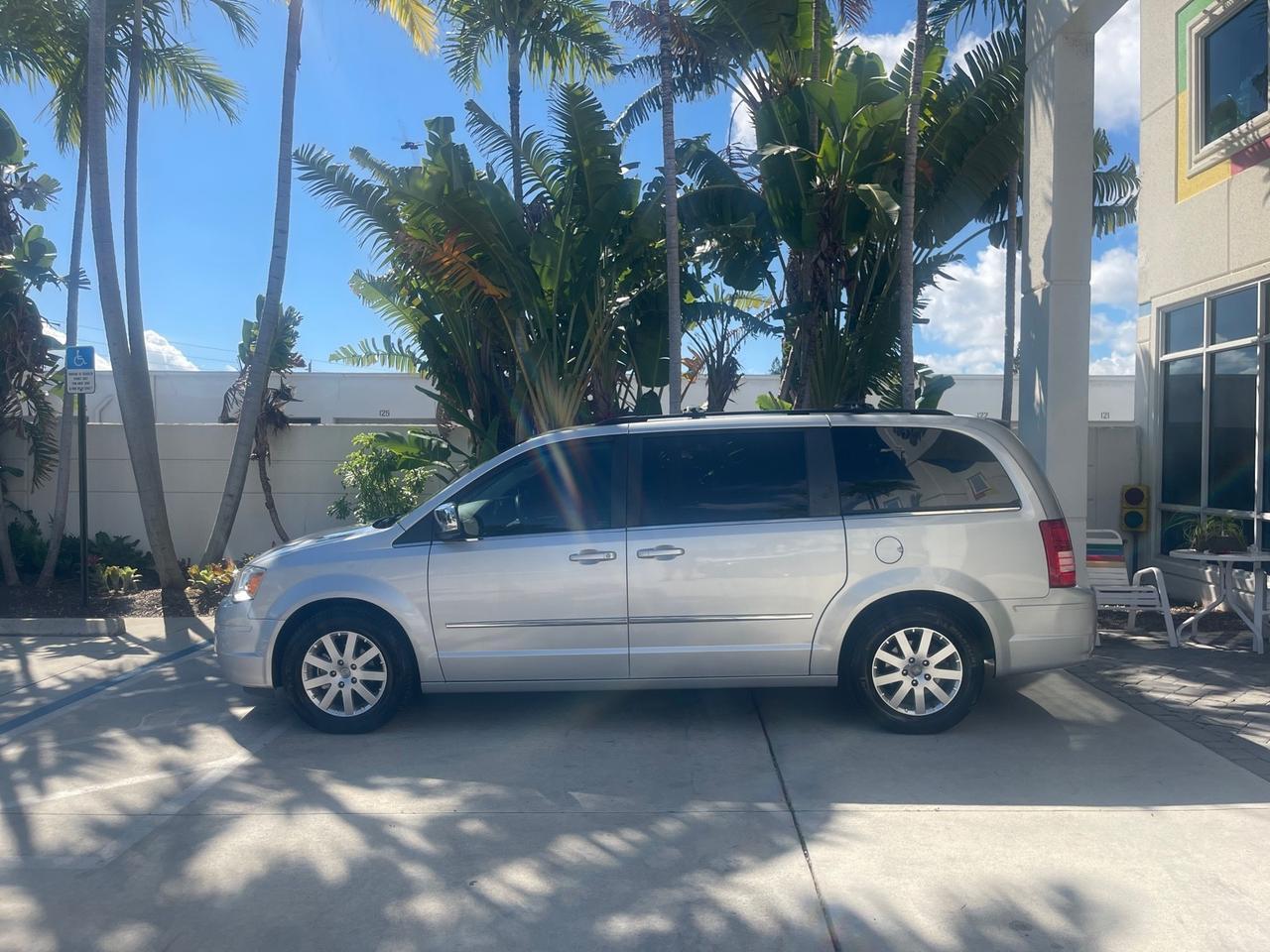 2010 Chrysler Town & Country Touring LOW MILES 37,217 1 OWNER Pompano Beach FL