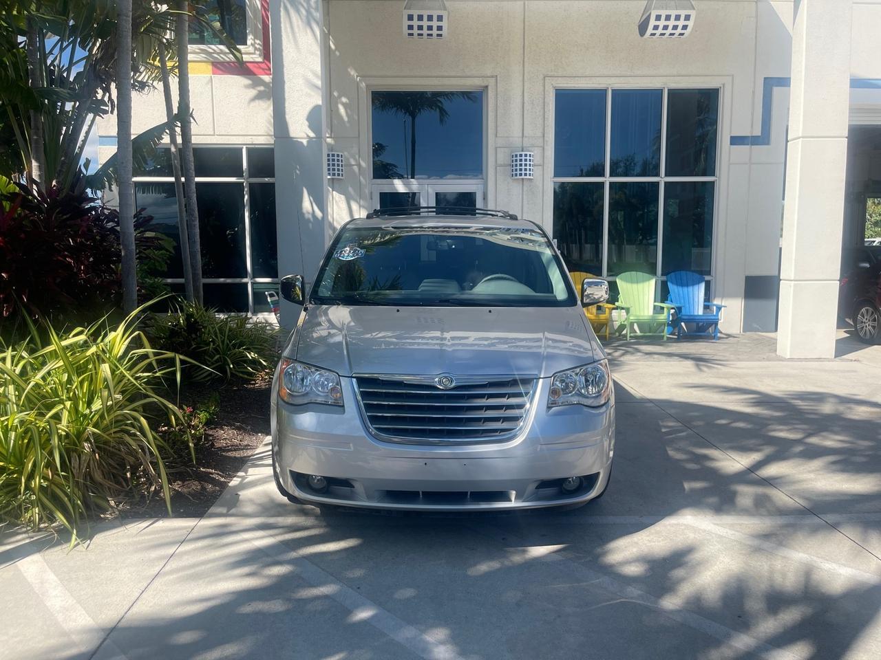 2010 Chrysler Town & Country Touring LOW MILES 37,217 1 OWNER Pompano Beach FL