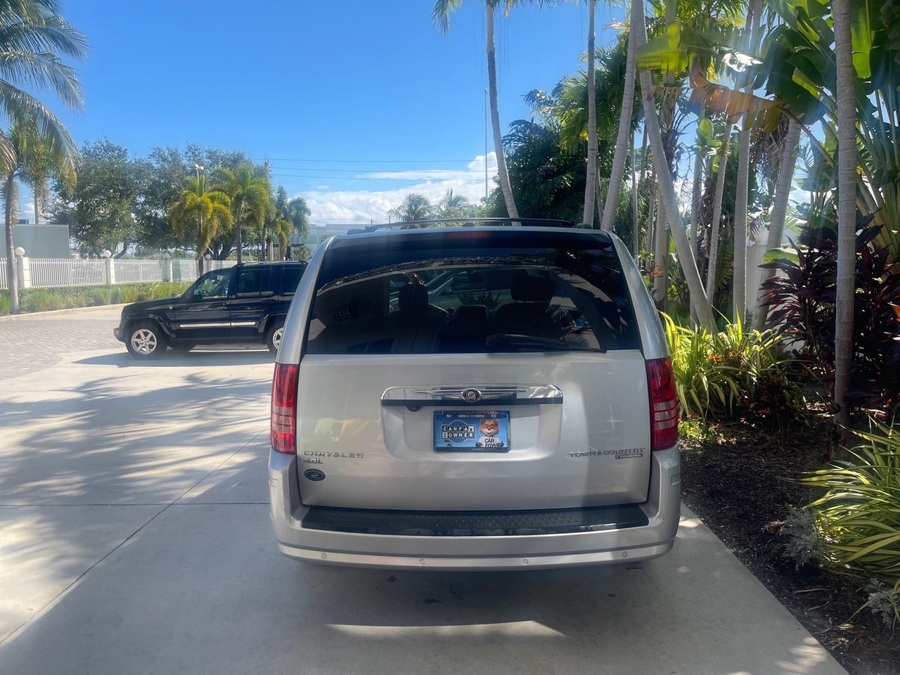 2010 Chrysler Town & Country Touring LOW MILES 37,217 1 OWNER Pompano Beach FL