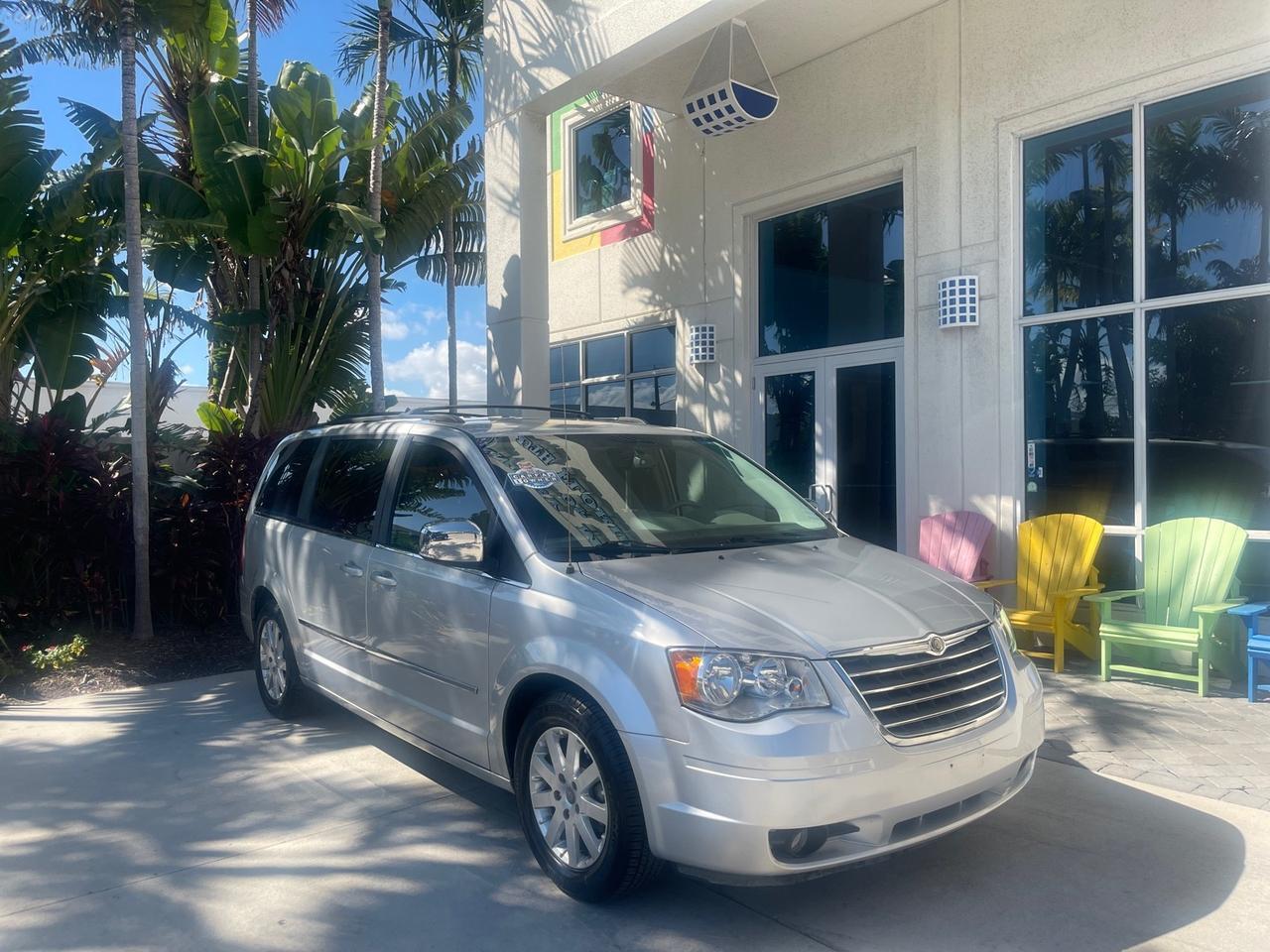 2010 Chrysler Town & Country Touring LOW MILES 37,217 1 OWNER Pompano Beach FL