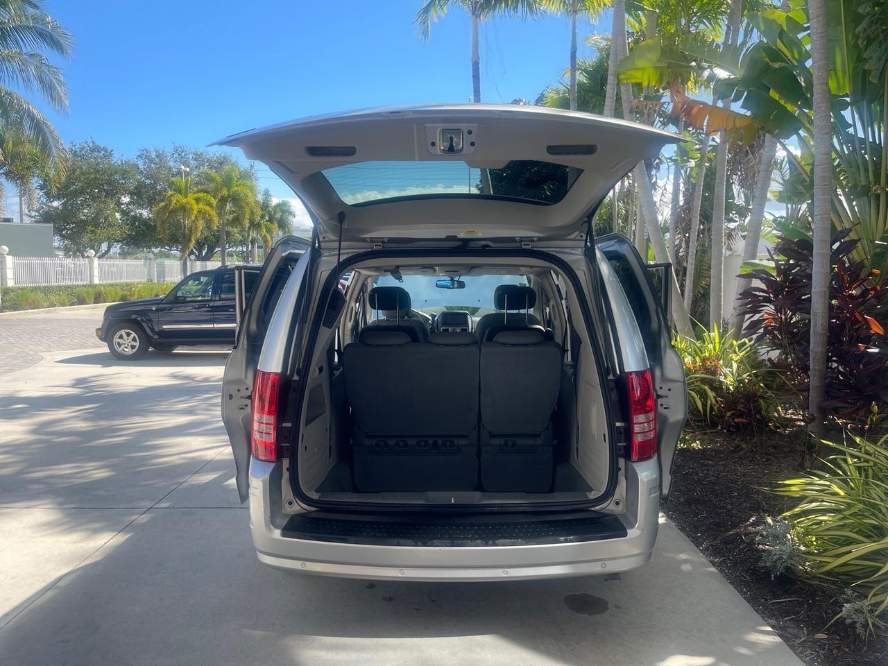 2010 Chrysler Town & Country Touring LOW MILES 37,217 1 OWNER Pompano Beach FL
