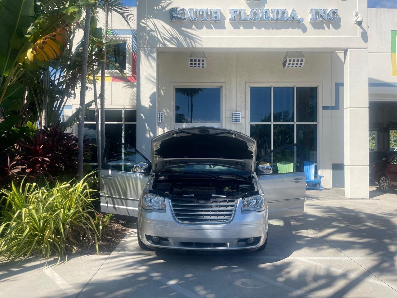 2010 Chrysler Town & Country Touring LOW MILES 37,217 1 OWNER Pompano Beach FL