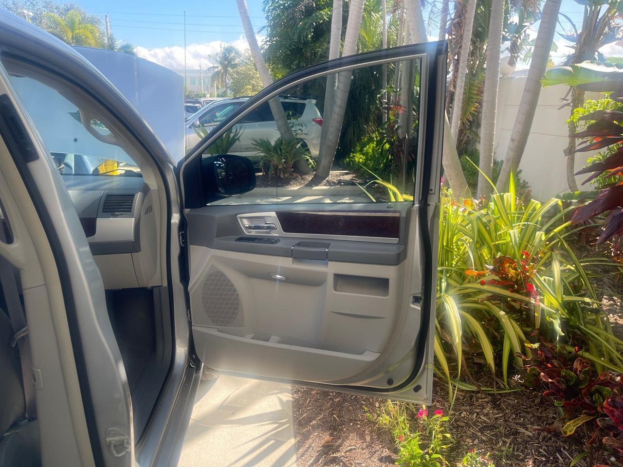 2010 Chrysler Town & Country Touring LOW MILES 37,217 1 OWNER Pompano Beach FL