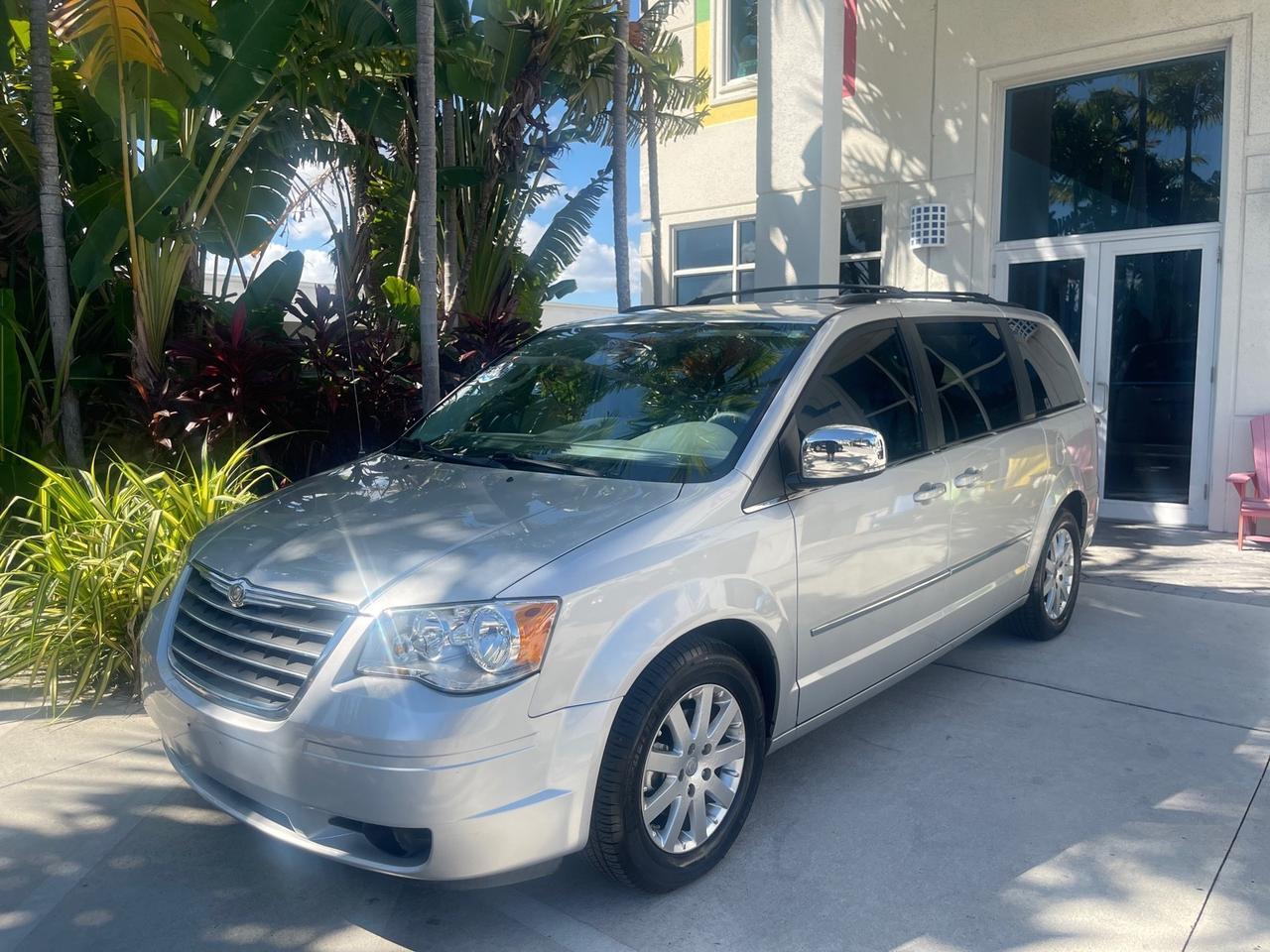 2010 Chrysler Town & Country Touring LOW MILES 37,217 1 OWNER Pompano Beach FL