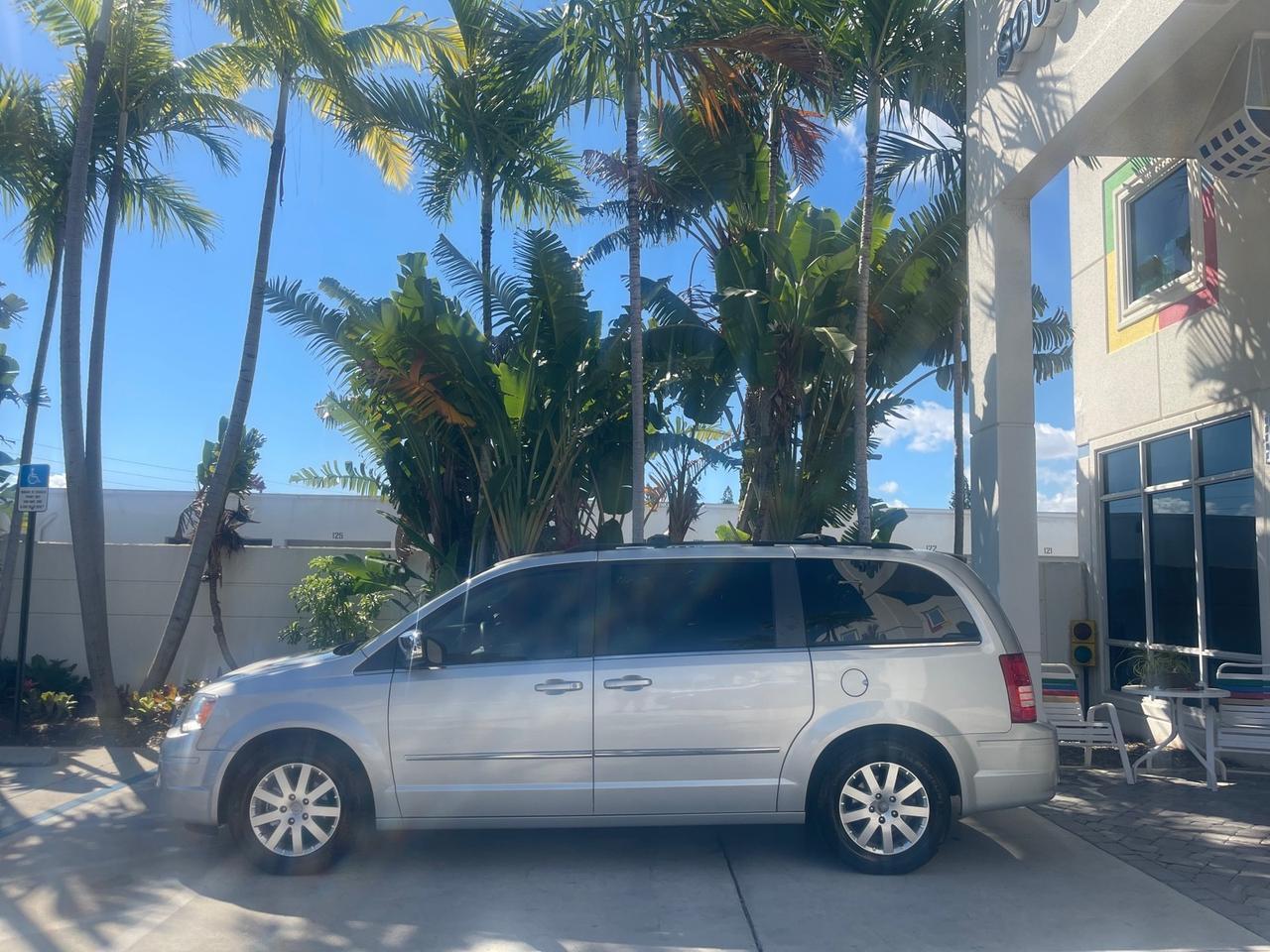 2010 Chrysler Town & Country Touring LOW MILES 37,217 1 OWNER Pompano Beach FL
