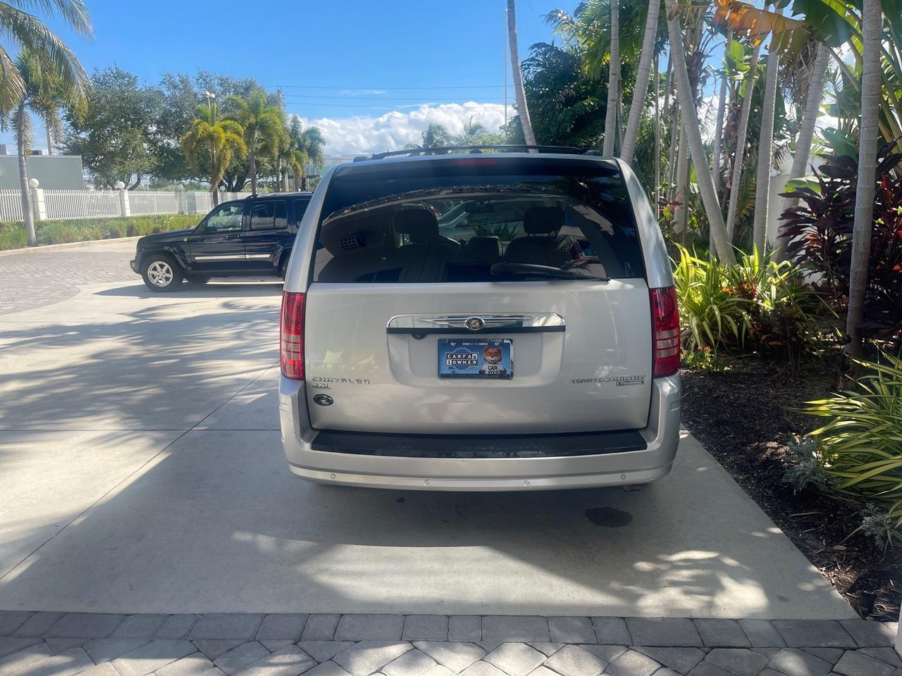 2010 Chrysler Town & Country Touring LOW MILES 37,217 1 OWNER Pompano Beach FL