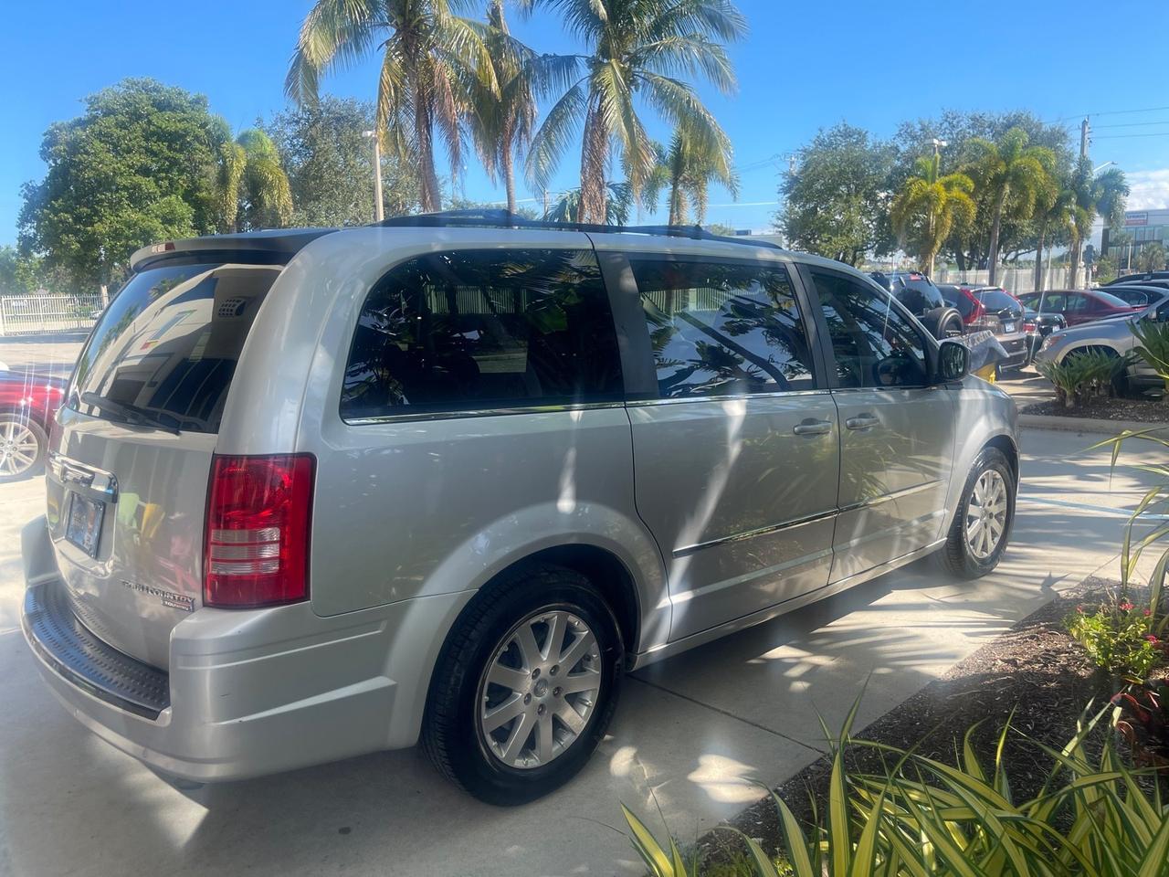 2010 Chrysler Town & Country Touring LOW MILES 37,217 1 OWNER Pompano Beach FL