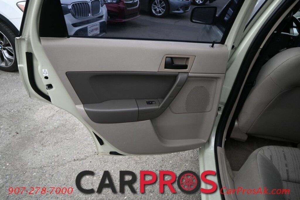 2010 Ford Focus SE - 2.0L - Automatic - Power Windows & Door Locks - Keyless Entry - Premium Sound System - Power Moonroof - Fog Lights Anchorage AK