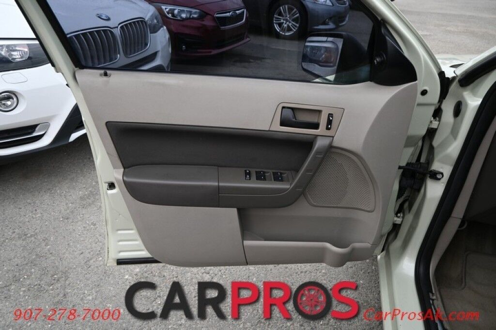 2010 Ford Focus SE - 2.0L - Automatic - Power Windows & Door Locks - Keyless Entry - Premium Sound System - Power Moonroof - Fog Lights Anchorage AK