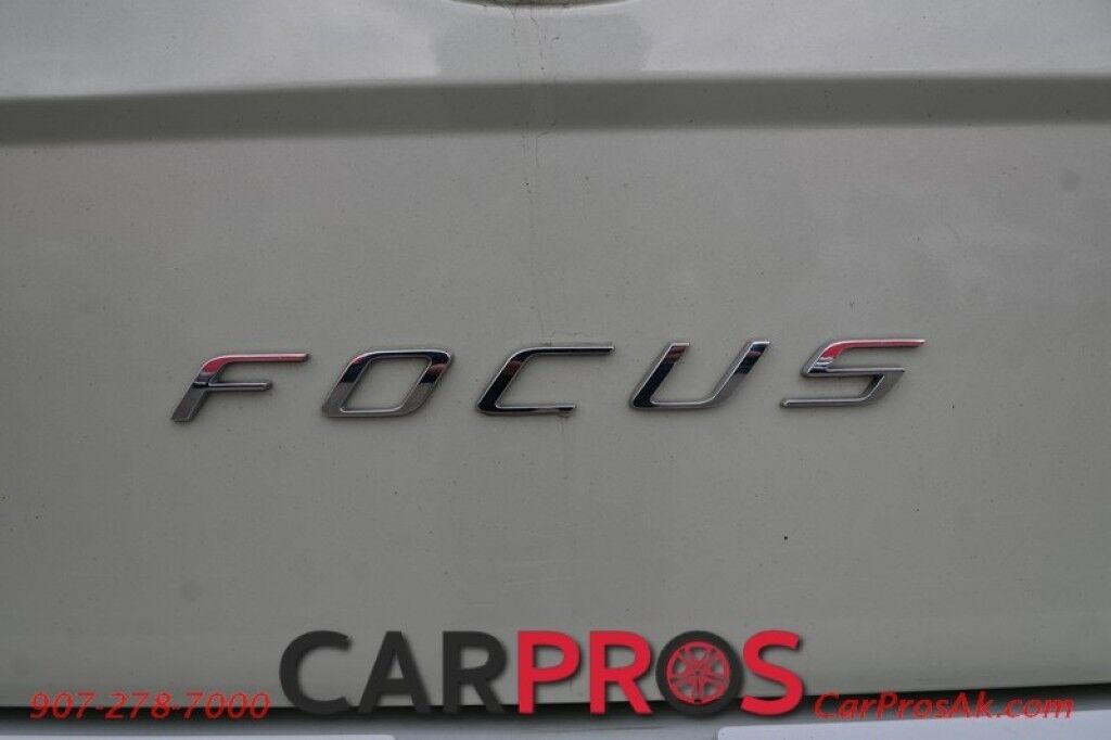 2010 Ford Focus SE - 2.0L - Automatic - Power Windows & Door Locks - Keyless Entry - Premium Sound System - Power Moonroof - Fog Lights Anchorage AK