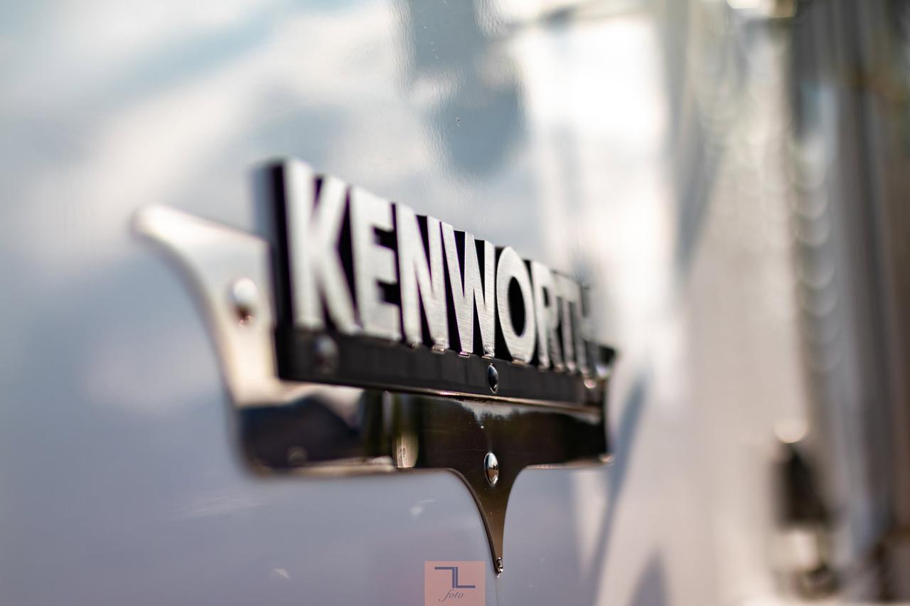 2010 Kenworth T-800 Tractor Sleeper Cab & Chassis Red Deer AB