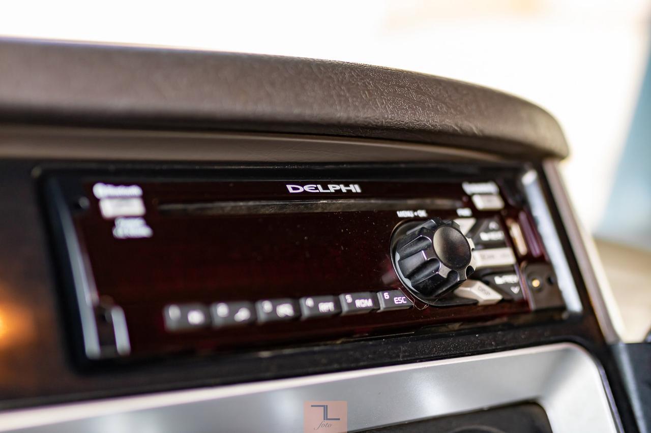 2010 Kenworth T-800 Tractor Sleeper Cab & Chassis Red Deer AB