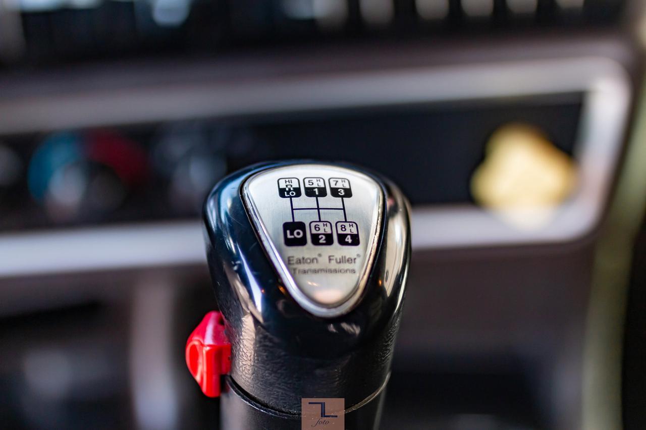 2010 Kenworth T-800 Tractor Sleeper Cab & Chassis Red Deer AB