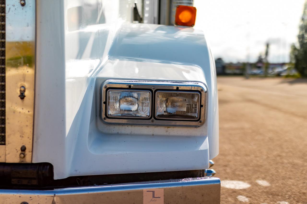 2010 Kenworth T-800 Tractor Sleeper Cab & Chassis Red Deer AB