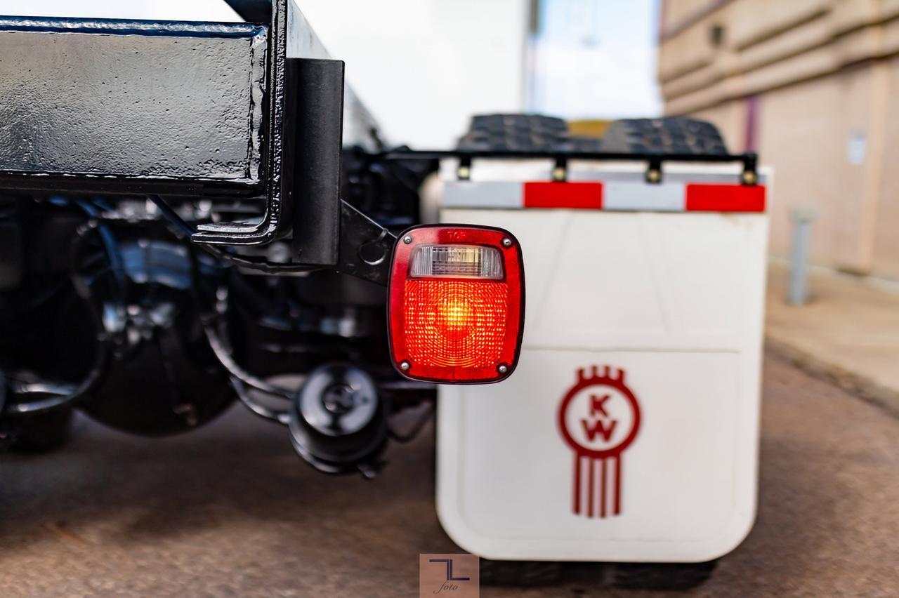 2010 Kenworth T-800 Tractor Sleeper Cab & Chassis Red Deer AB