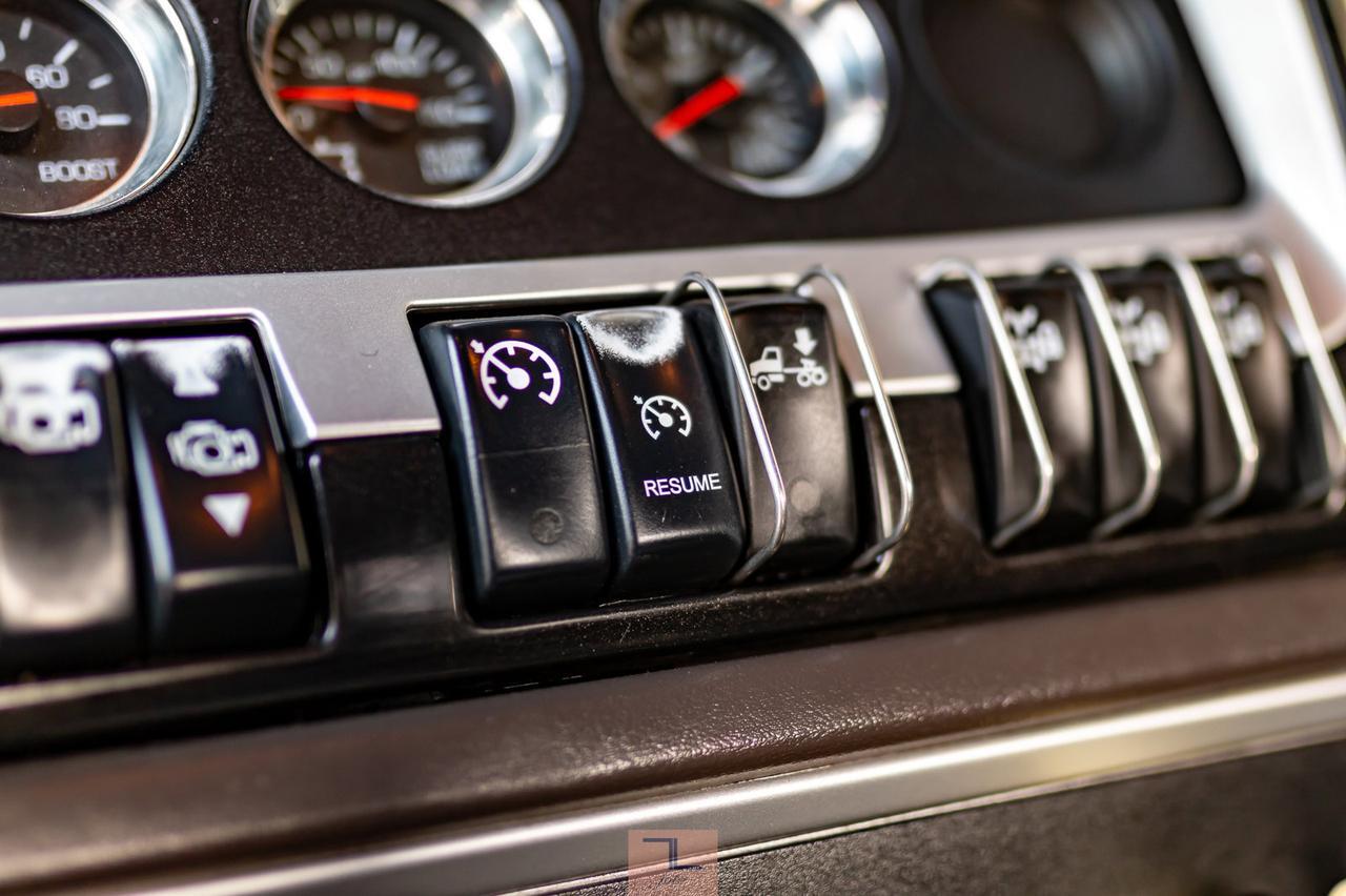 2010 Kenworth T-800 Tractor Sleeper Cab & Chassis Red Deer AB