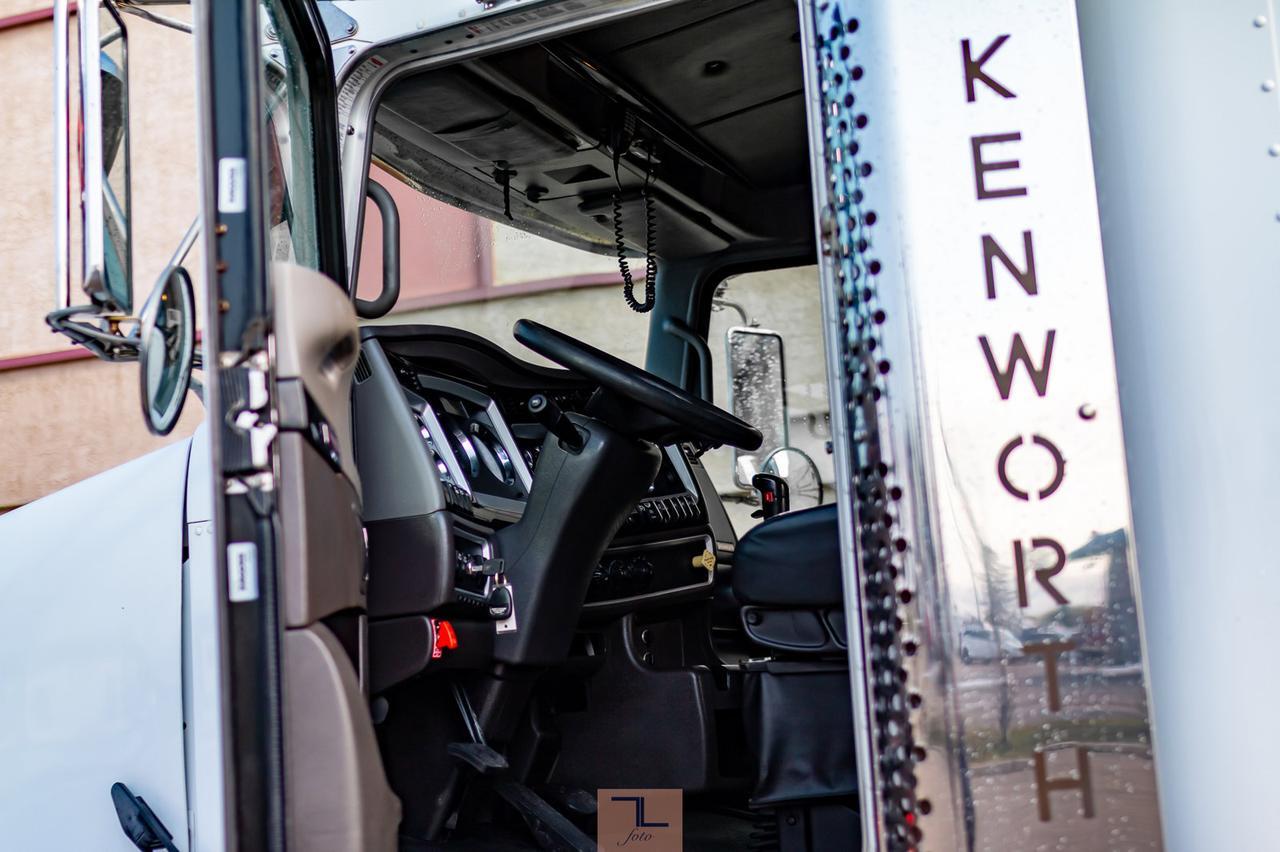 2010 Kenworth T-800 Tractor Sleeper Cab & Chassis Red Deer AB