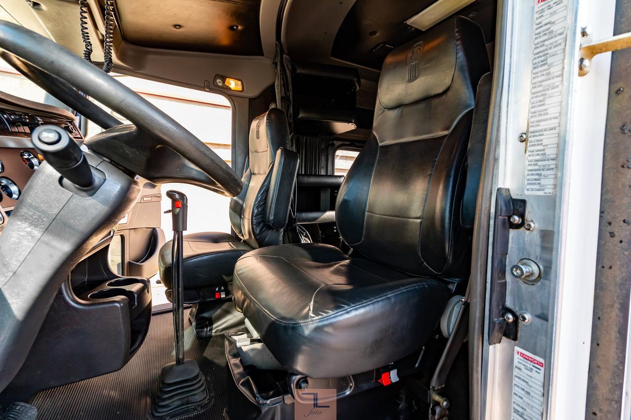 2010 Kenworth T-800 Tractor Sleeper Cab & Chassis Red Deer AB