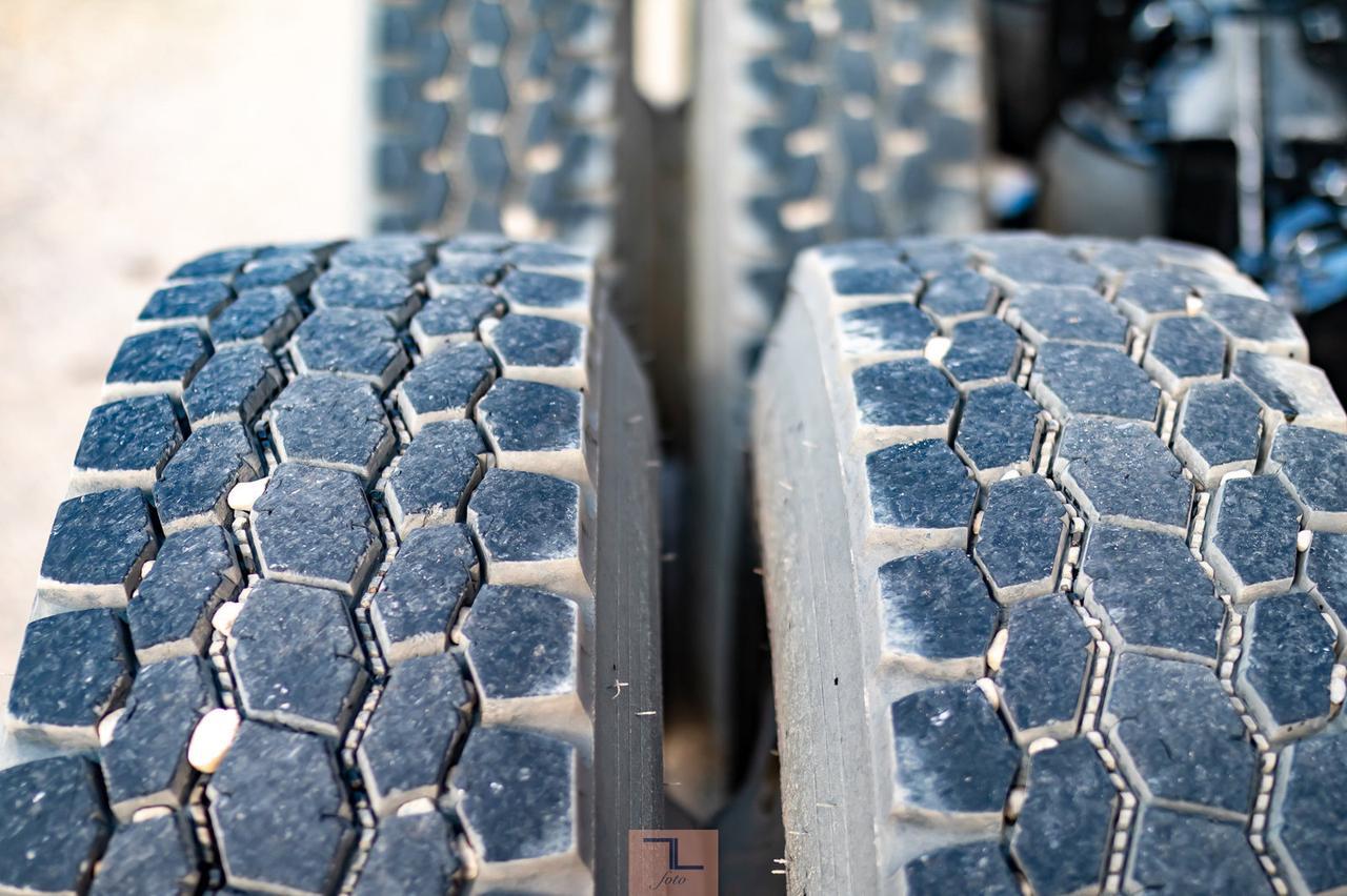 2010 Kenworth T-800 Tractor Sleeper Cab & Chassis Red Deer AB