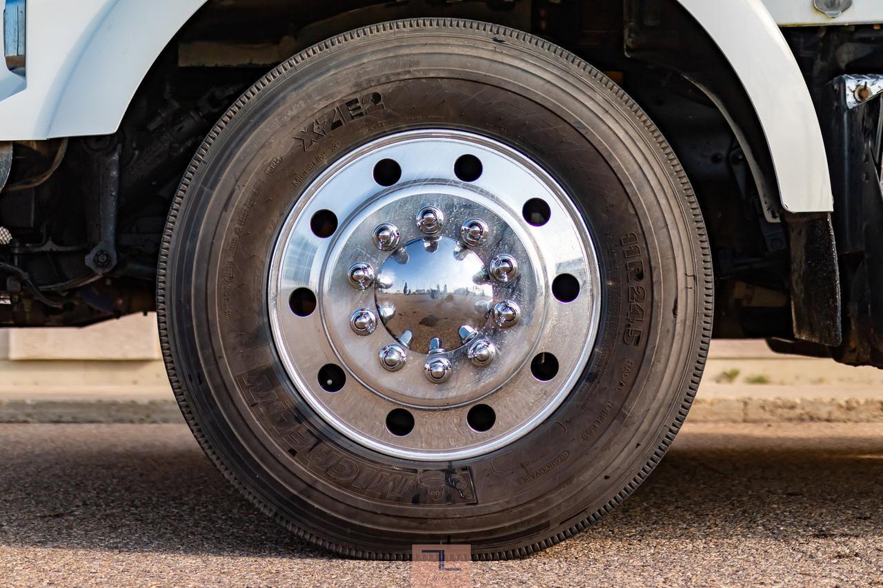 2010 Kenworth T-800 Tractor Sleeper Cab & Chassis Red Deer AB