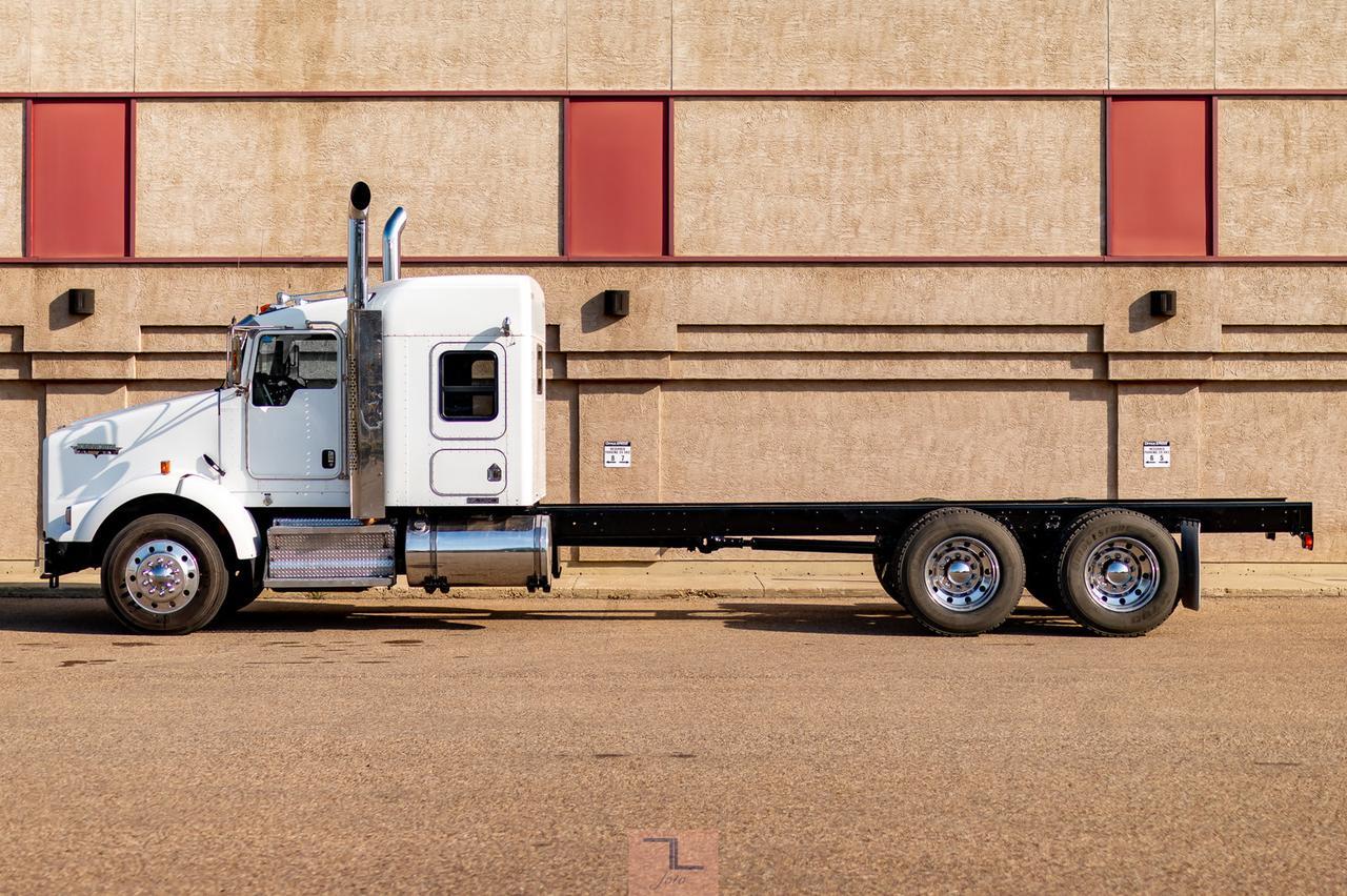 2010 Kenworth T-800 Tractor Sleeper Cab & Chassis Red Deer AB
