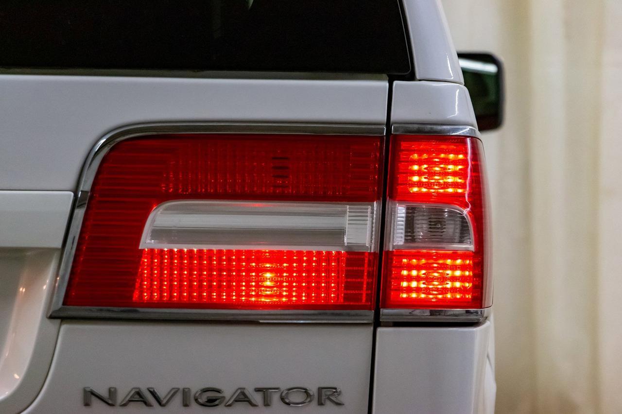 2010 Lincoln Navigator AWD Ultimate Leather Roof Nav BCam Red Deer AB