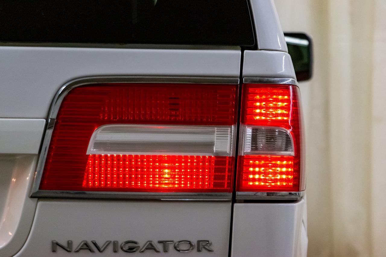 2010 Lincoln Navigator AWD Ultimate Leather Roof Nav BCam Red Deer AB