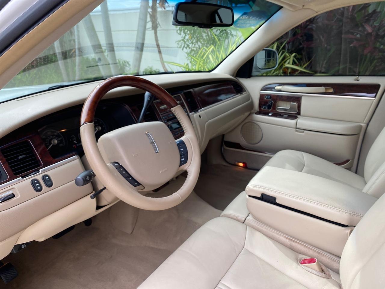 2010 Lincoln Town Car Signature Limited LOW MILES 47,515 Pompano Beach FL