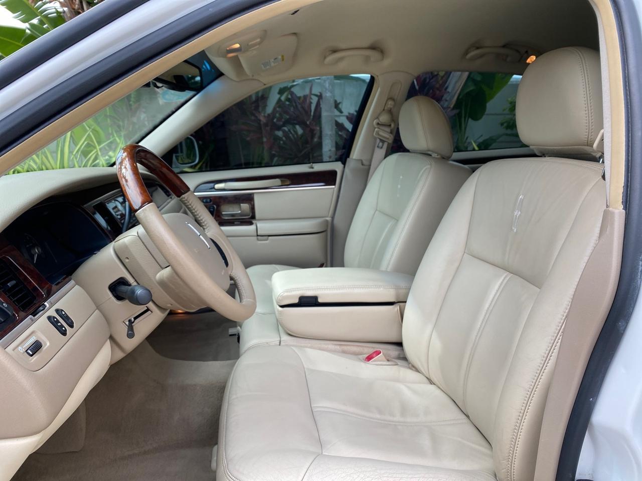 2010 Lincoln Town Car Signature Limited LOW MILES 47,515 Pompano Beach FL