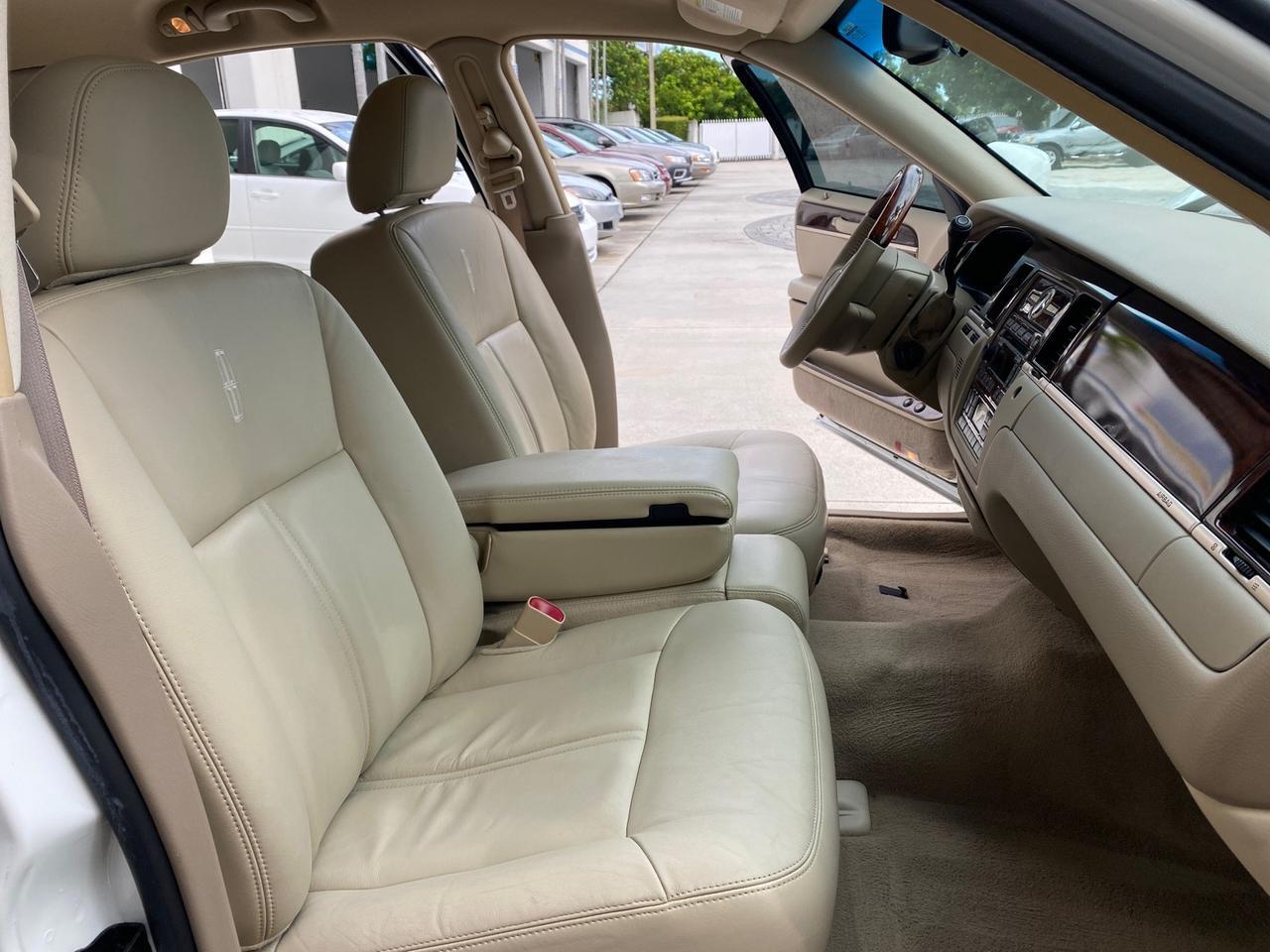 2010 Lincoln Town Car Signature Limited LOW MILES 47,515 Pompano Beach FL