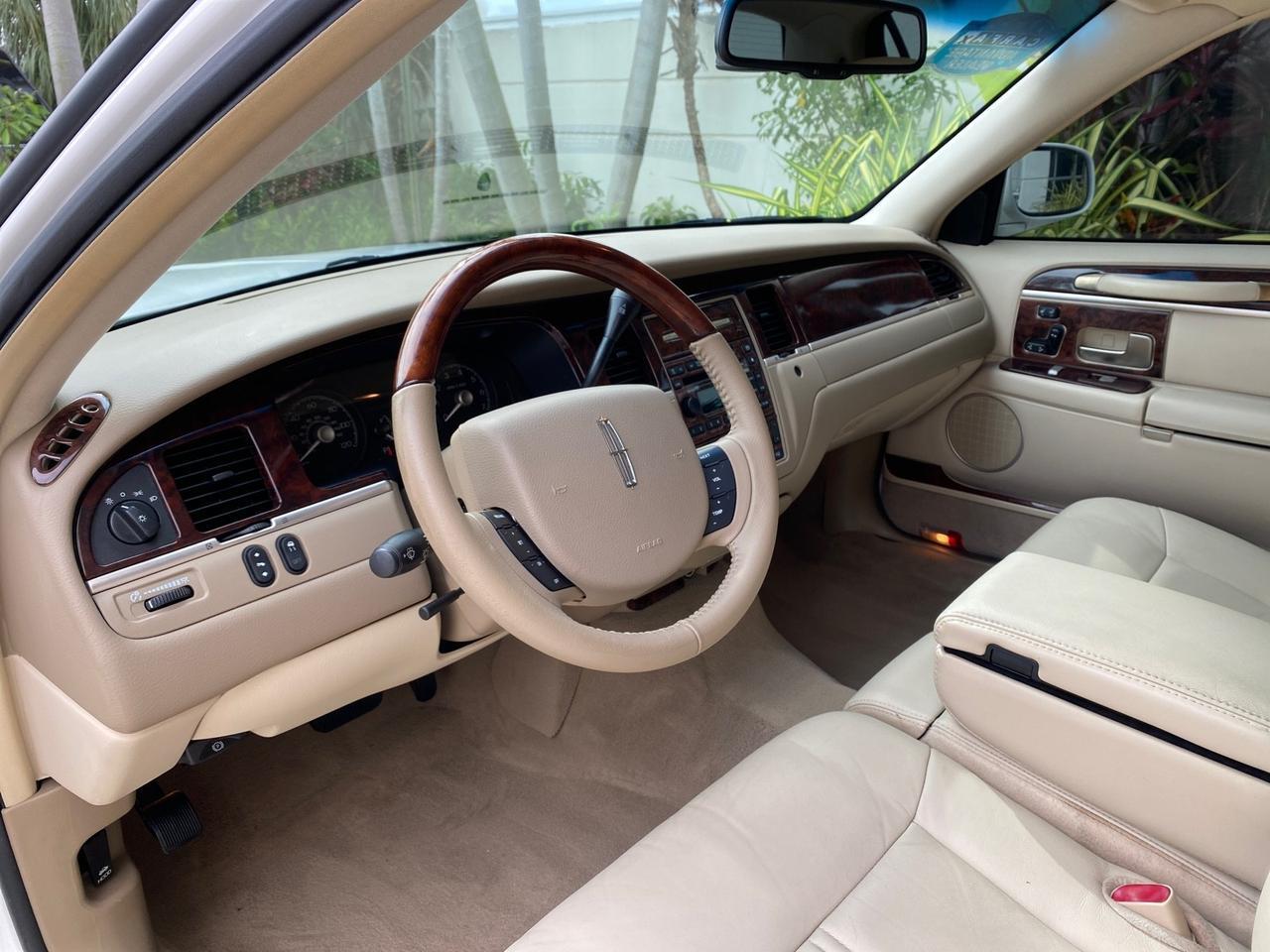 2010 Lincoln Town Car Signature Limited LOW MILES 47,515 Pompano Beach FL