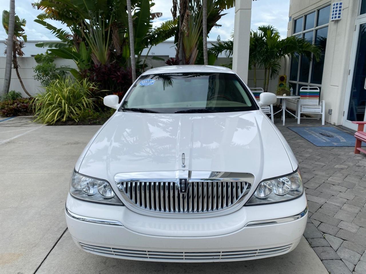2010 Lincoln Town Car Signature Limited LOW MILES 47,515