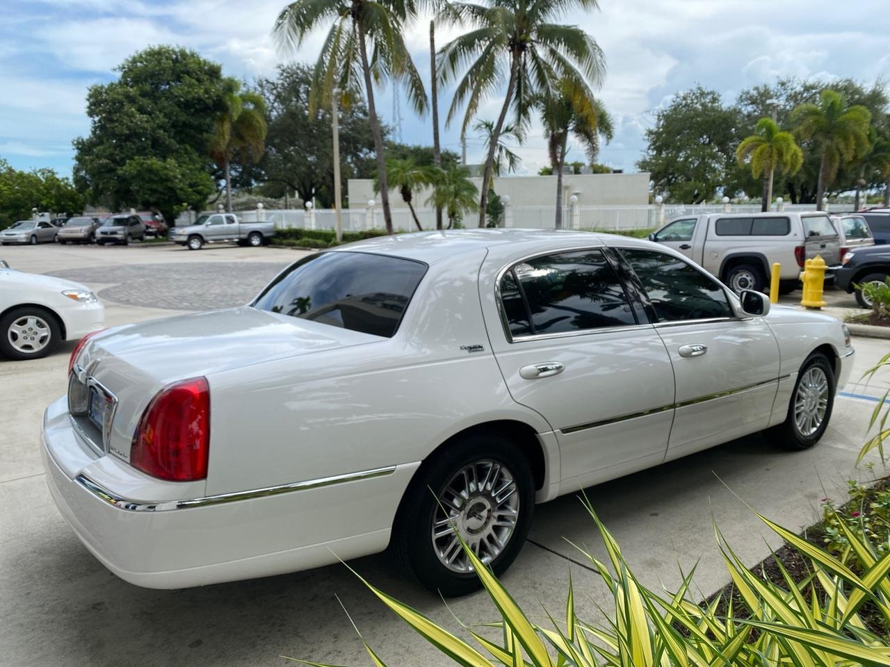 2010 Lincoln Town Car Signature Limited LOW MILES 47,515 Pompano Beach FL