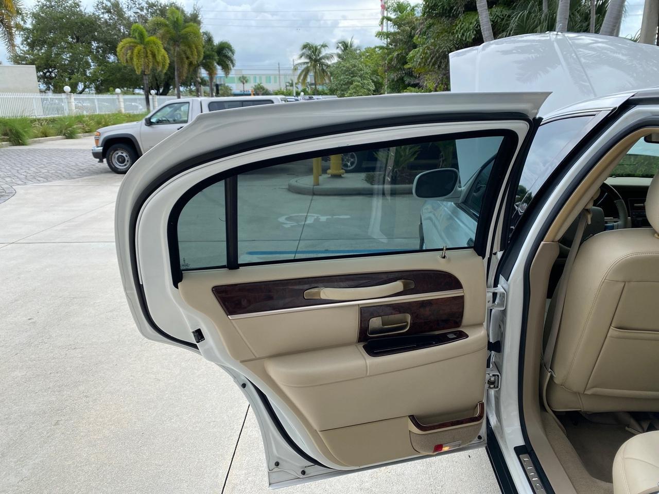 2010 Lincoln Town Car Signature Limited LOW MILES 47,515 Pompano Beach FL